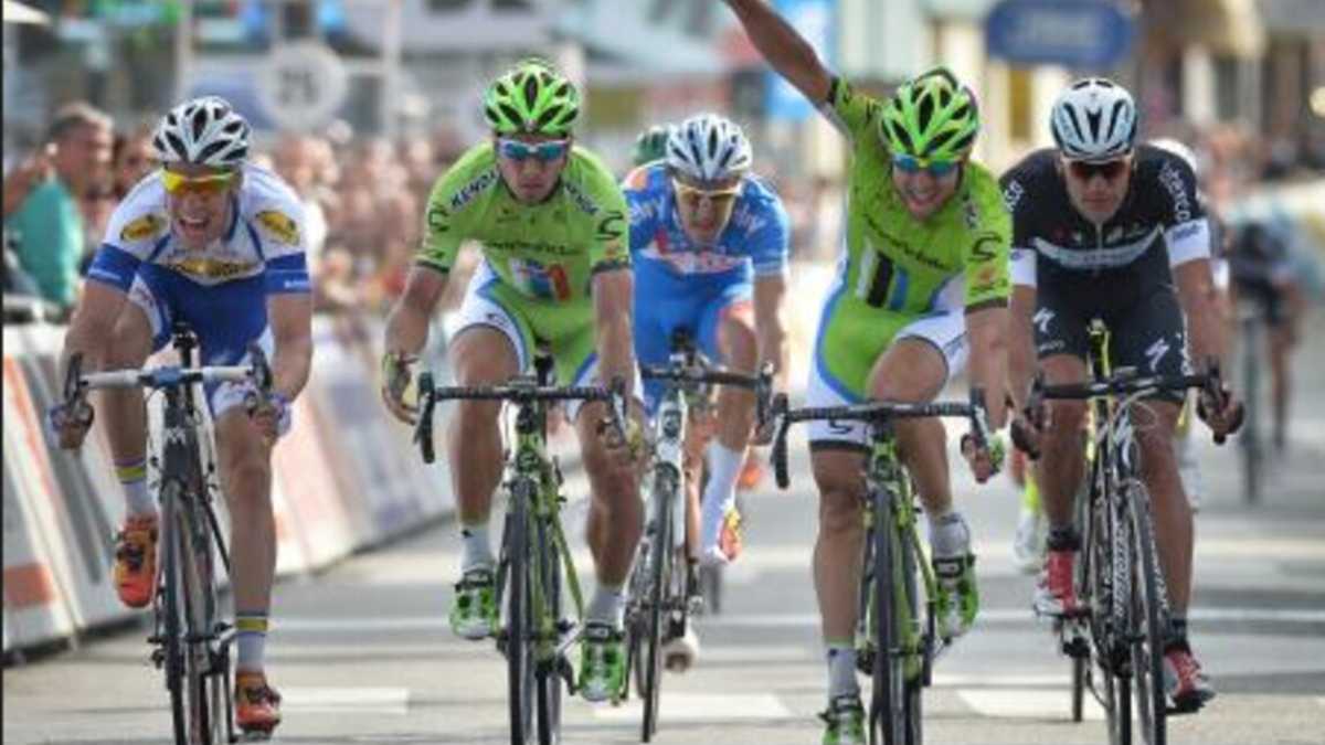 Immagine di Alzare le braccia troppo presto. Il ciclismo e la beffa dell'ultimo metro
