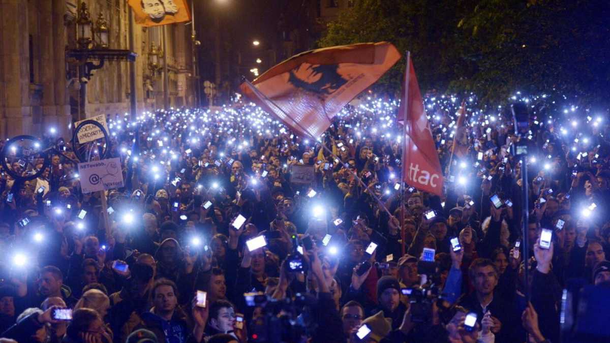 Immagine di Ungheria, Orban ritira la tassa su Internet