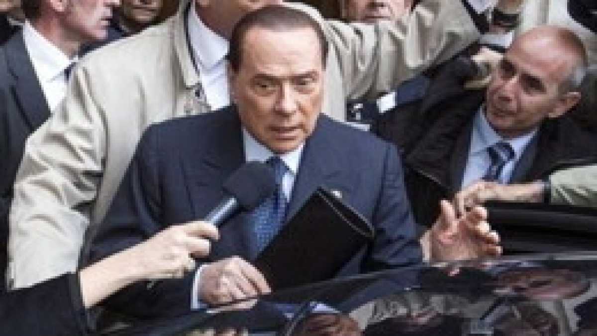 Immagine di Prove d’intesa sul Quirinale tra Pd e Pdl. Bersani offre una rosa, il Cav. altri petali