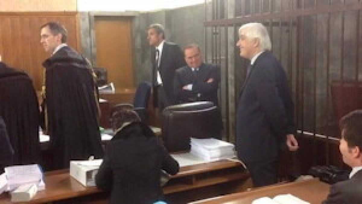 Immagine di Lo show del Cav. in procura