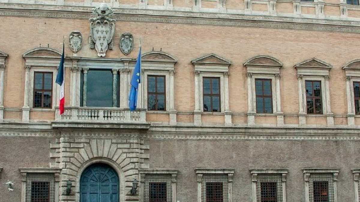 Immagine di Sul Lungotevere, al Circolo dei diplomatici, si chiacchiera