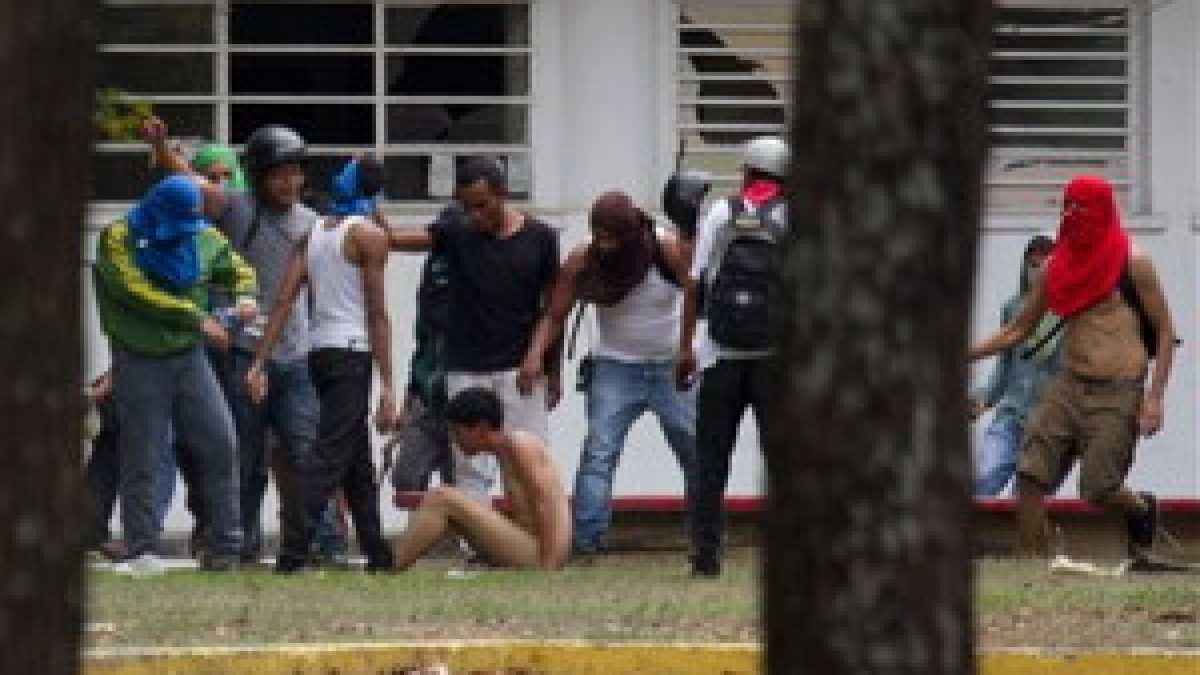 Immagine di Venezuela, i paramilitari chavisti reprimono le proteste degli studenti