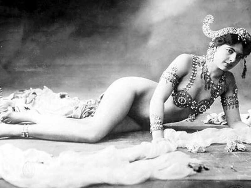 La minorenne che ha accoltellato la figlia appena nata e il seno flaccido di Mata Hari