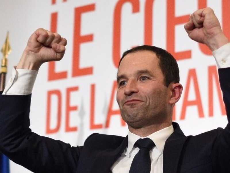 Il vincitore delle premiare del Ps francese Beno&icirc;t Hamon (Foto LaPresse)