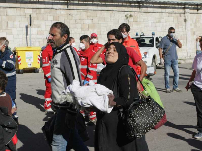 Migranti appena sbarcati al porto di Brindisi (foto LaPresse)