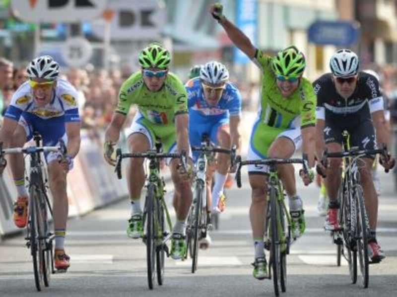 Alzare le braccia troppo presto. Il ciclismo e la beffa dell'ultimo metro