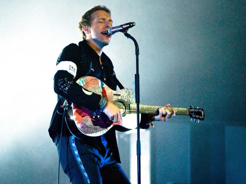 Coldplay in concerto a Sheffield - Foto LaPresse