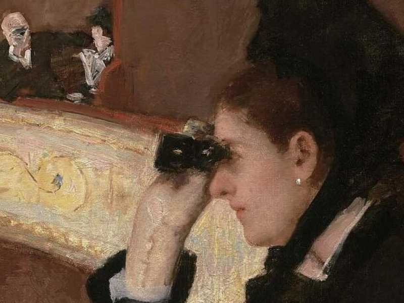 Sul loggione, dipinto impressionista del 1878 dell'artista americana Mary Cassatt. Raffigura una donna all'Opera Garnier che usa i binocoli per guardare l'opera, mentre lei stessa viene spiata