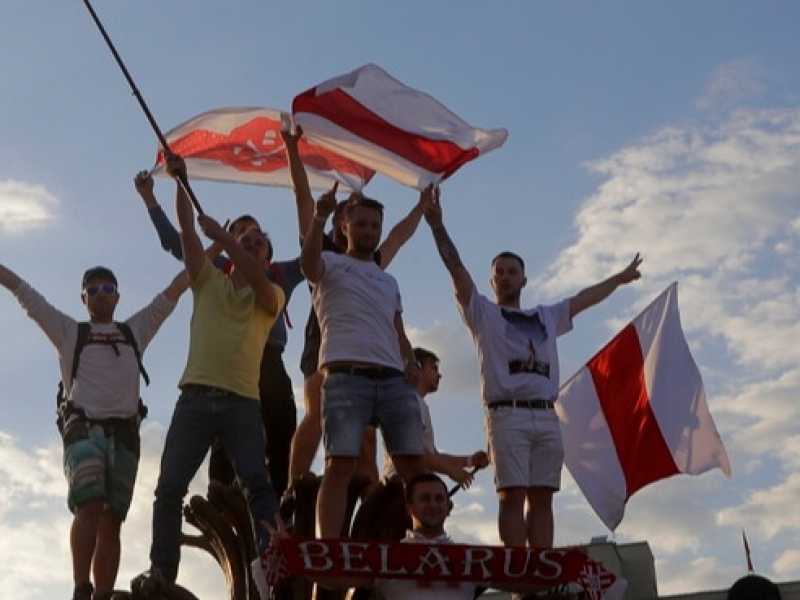 Manifestanti davanti al palazzo del governo a Minsk (LaPresse)
