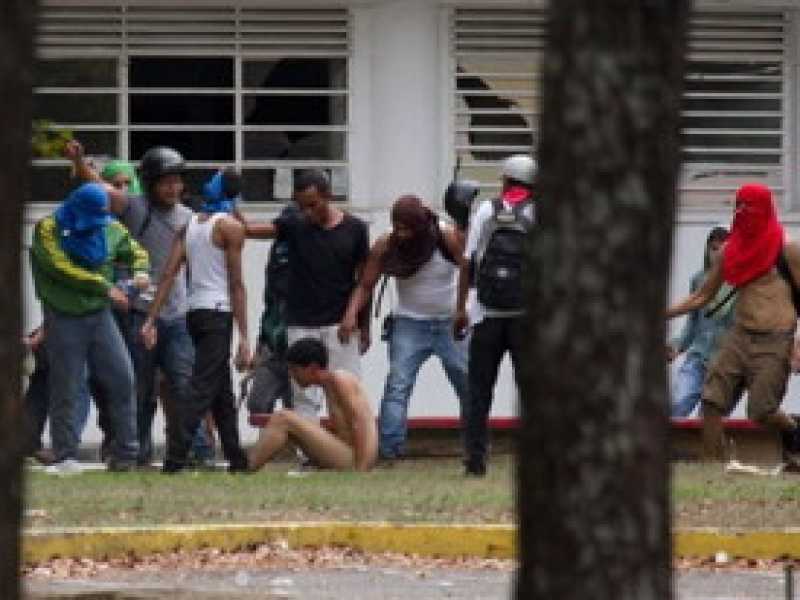 Venezuela, i paramilitari chavisti reprimono le proteste degli studenti