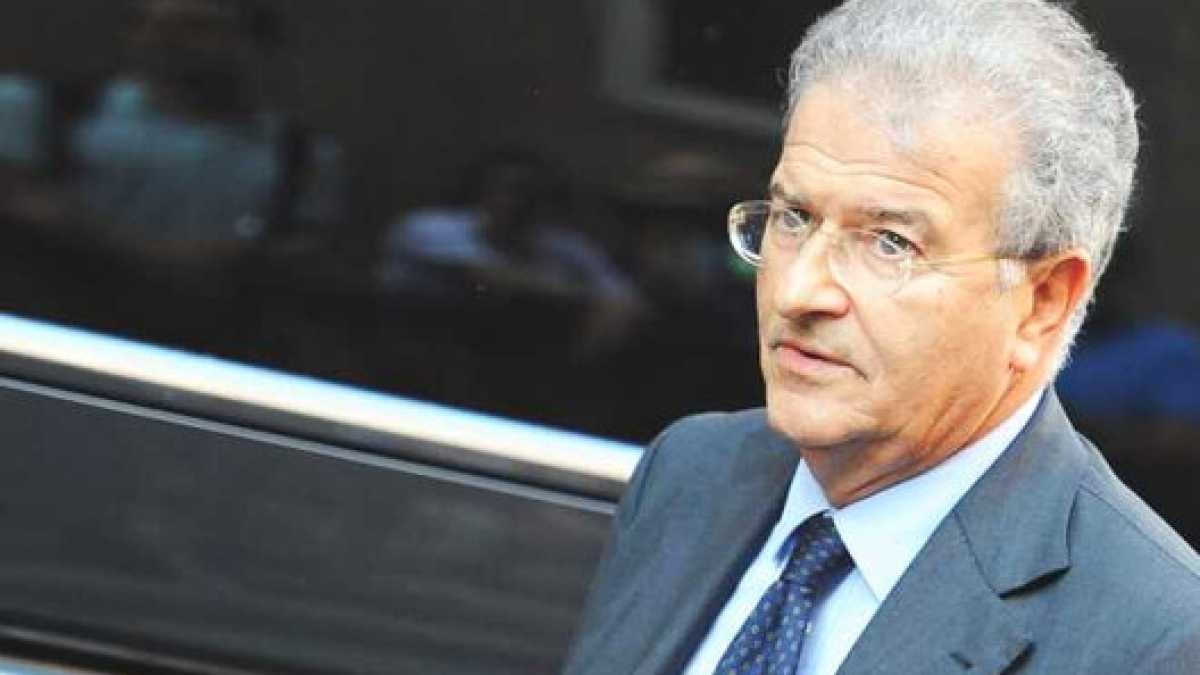 Immagine di Il Pdl che tace e lotta si ribella (forse) al capo che lo vuole suicidare