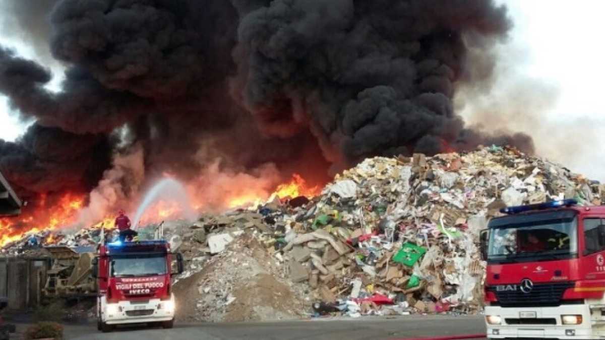 Immagine di Grande incendio a Mortara, nel Pavese: "Rischio diossina"