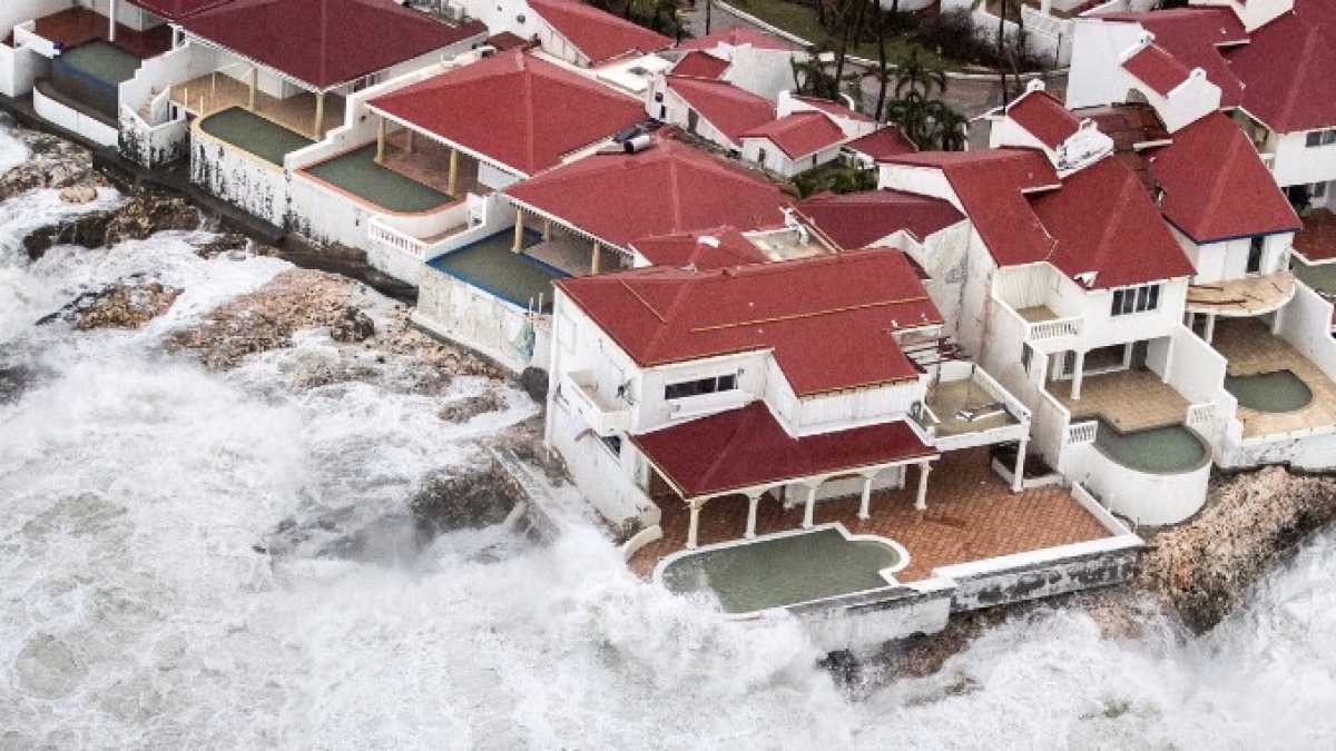 Immagine di I due carabinieri indagati e la devastazione di Irma. Le notizie del giorno in breve