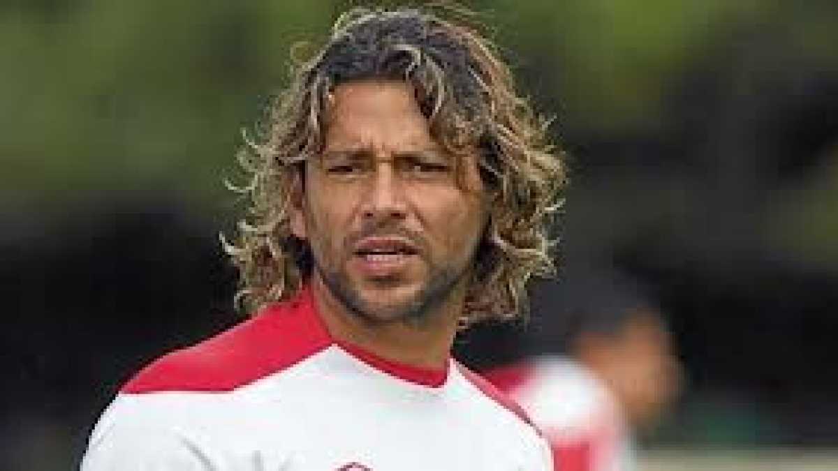 Immagine di Pugni, calci e ginocchiate: il calcio secondo "el Gladiator" Bedoya