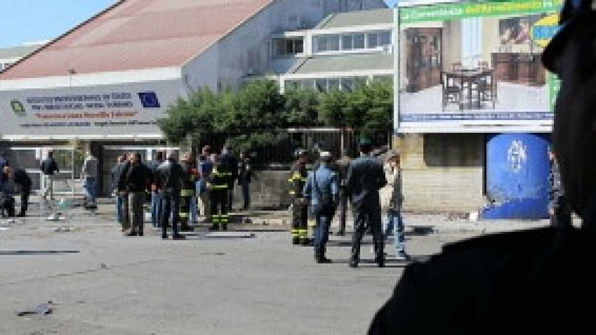 Immagine di Brindisi, attentato davanti a una scuola