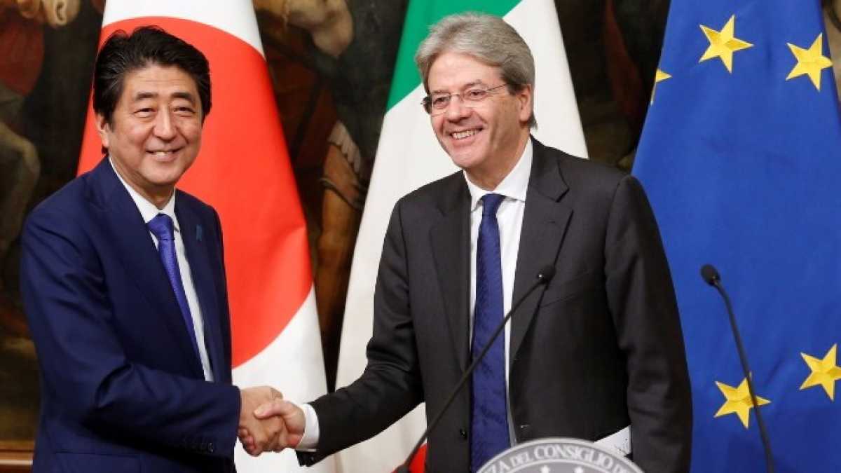 Immagine di Gentiloni incontra Abe e Erdogan attacca "l'Ue fascista e crudele". Le notizie del giorno, in breve