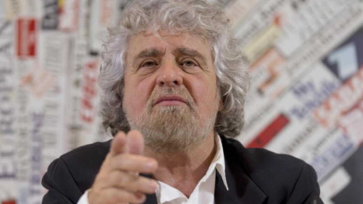 Immagine di Grillo deluso dalla stampa estera che gli fa domande da stampa italiana