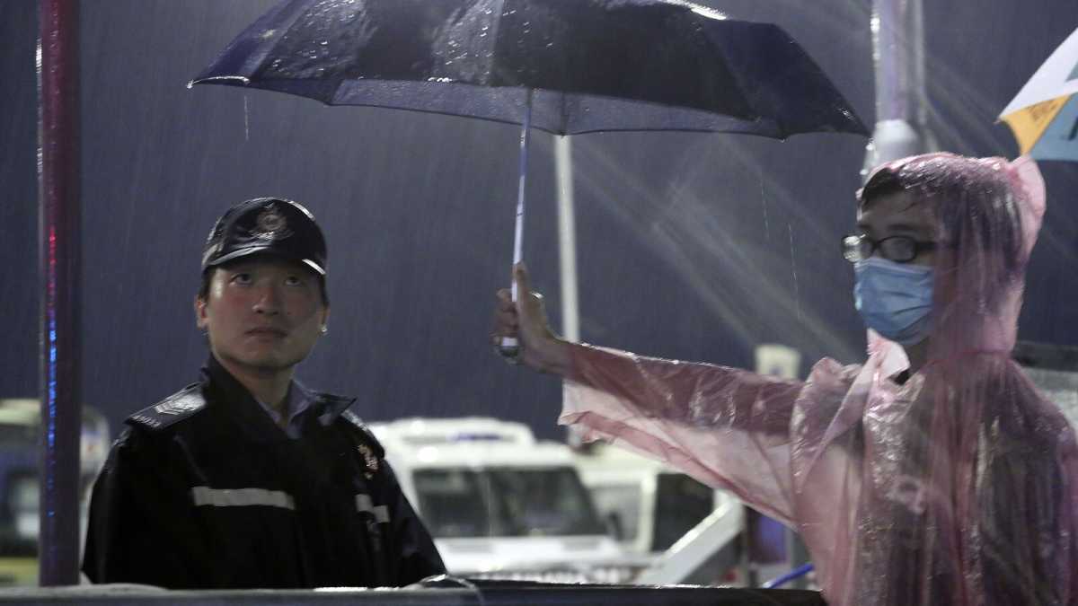 Immagine di Hong Kong volta le spalle alla bandiera cinese e lancia un ultimatum