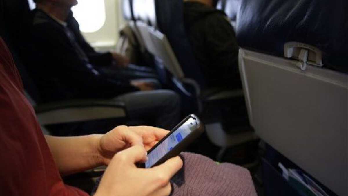 Immagine di L'Ue dà il via libera a smartphone e tablet connessi in aereo