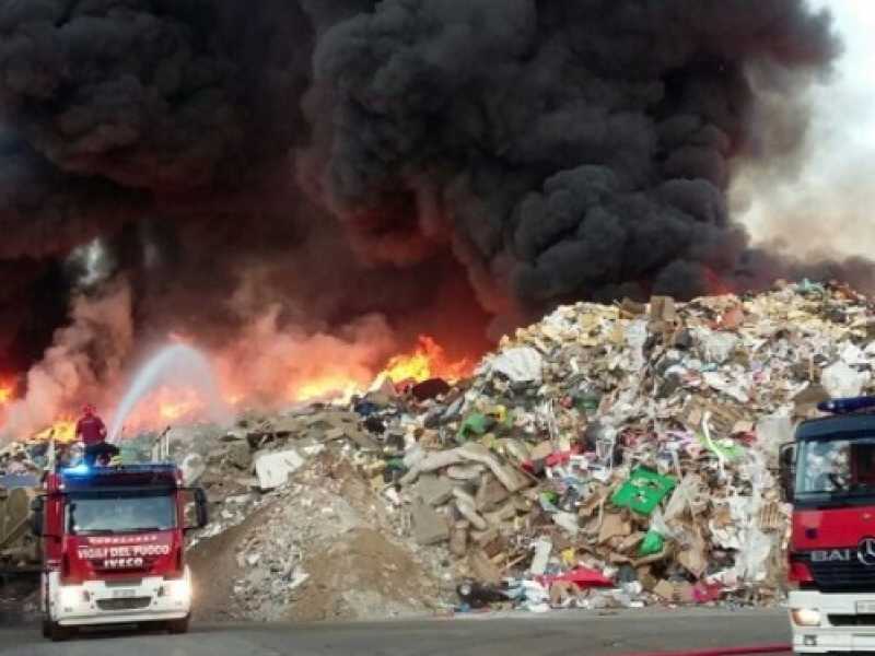Grande incendio a Mortara, nel Pavese: "Rischio diossina"