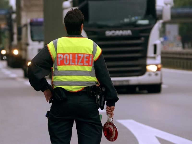 Addio Schengen, i rischi di volare in Asia e Porta a Porta. Di cosa parlare stasera a cena