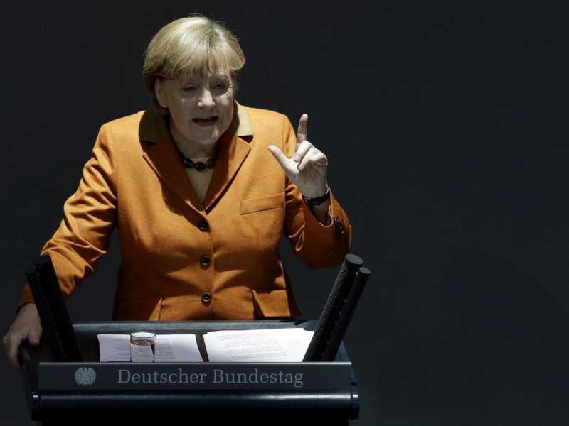 Merkel: "L'Europa deve poter intervenire nei bilanci nazionali"