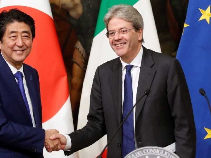 Il premier Paolo Gentiloni insieme con Shinzo Abe (foto LaPresse) 