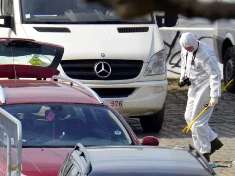 Un agente della polizia belga ispeziona l'auto di Mohamed R. ad Anversa (foto LaPresse)