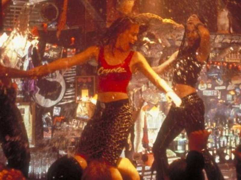 Una scena del film "Le ragazze del Coyote Ugly"