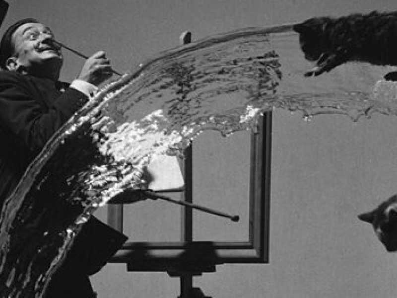 Il Dal&iacute; Atomico, fotografia di Philippe Halsman (1948), realizzata durante la preparazione dell'opera