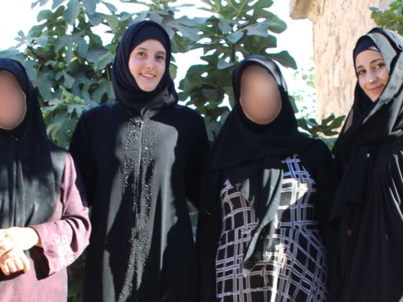 Greta Ramelli e Vanessa Marzullo con una famiglia siriana la scorsa estate nella regione di Aleppo