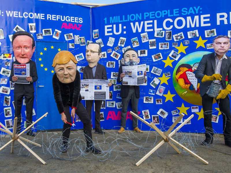 Una manifestazione a Bruxelles con le maschere di alcuni leader europei: Cameron, Merkel, Orban, Hollande e Rajoy (foto LaPresse)