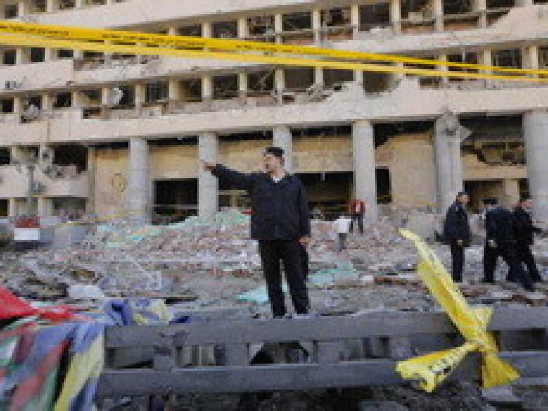 I bombaroli qaidisti si confondono con la piazza in rivolta. Al Sisi ringrazia