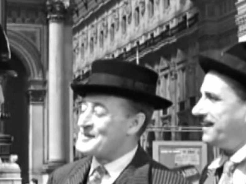 Tot&ograve; e Peppino alle prese con un "ghisa" milanese in Tot&ograve;, Peppino e la malafemmina