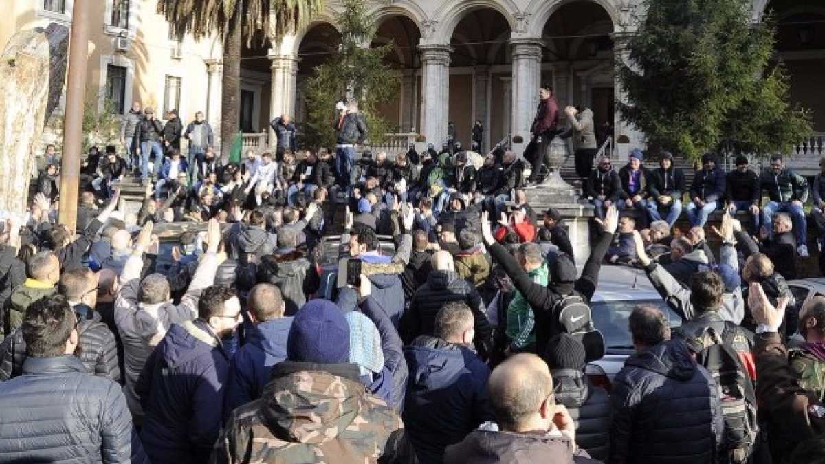 Immagine di La rivolta dei tassisti, i russi in Libia e le zanzare. Di cosa parlare stasera a cena