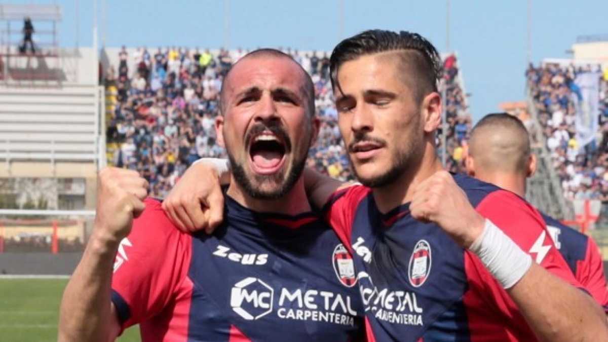 Immagine di Con Falcinelli il Crotone vede la salvezza, il Palermo solo l'imbarazzo