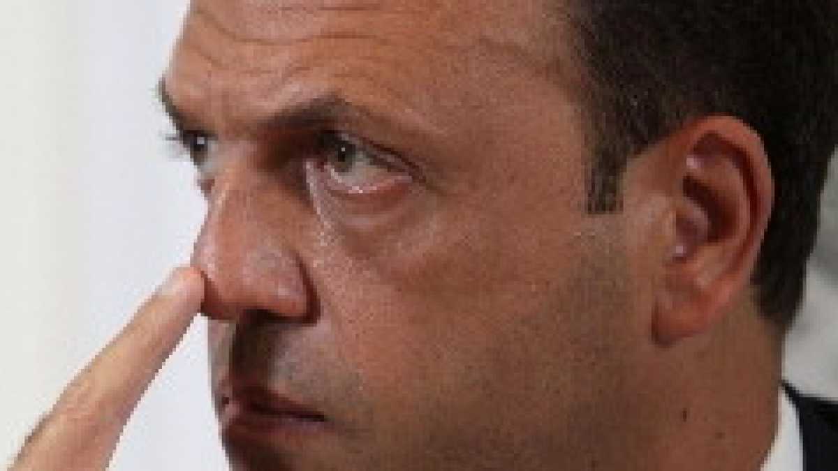 Immagine di Il Cav. tace, l’elettorato si eclissa