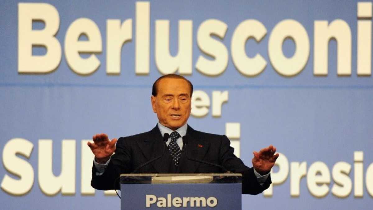 Immagine di Berlusconi contro gli elettori del M5s e le dimissioni di Fallon. Le notizie del giorno, in breve