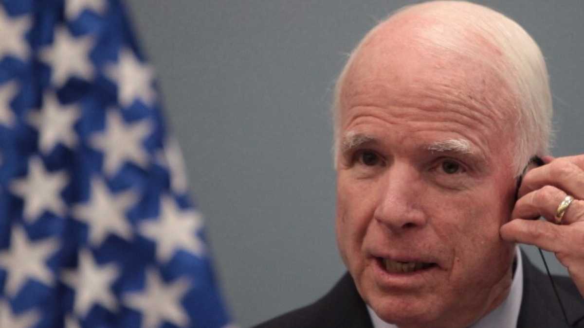 Immagine di John McCain anti Trump, tassare i robot e il calcio italiano. Di cosa parlare stasera a cena