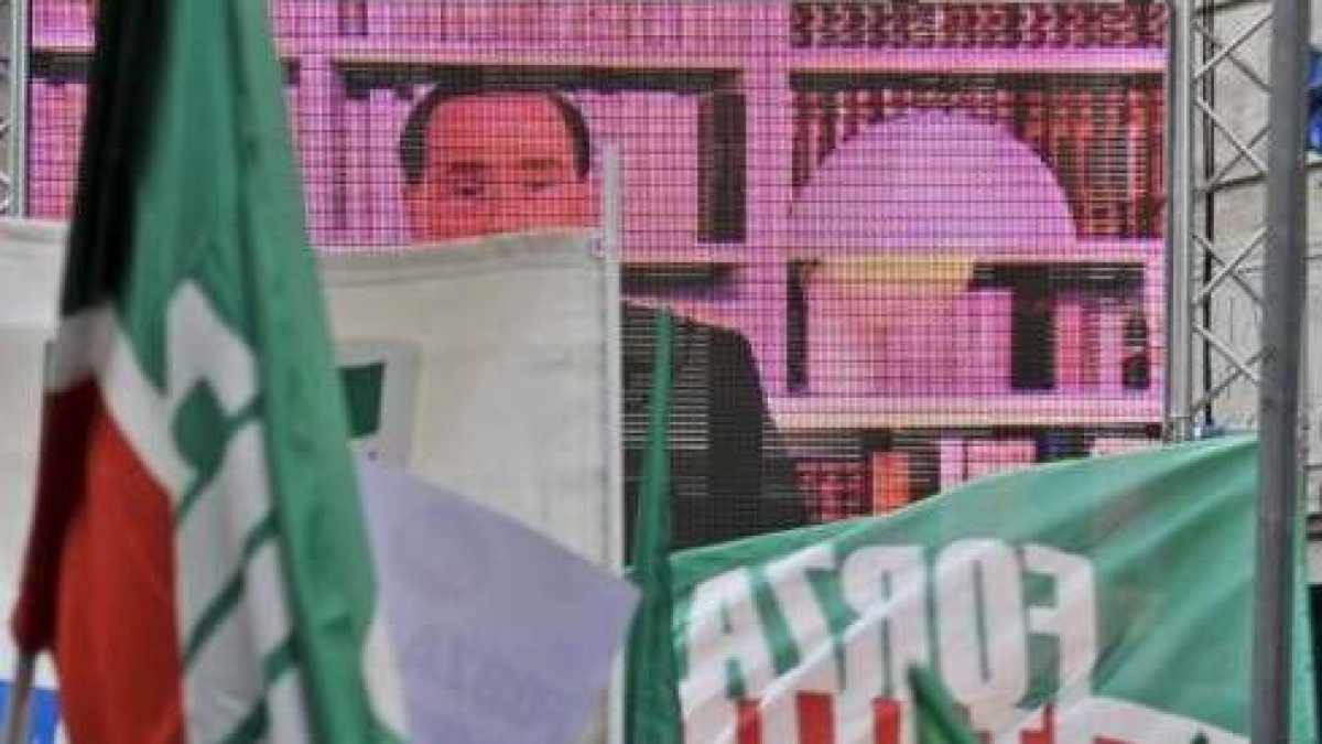 Immagine di L'ultimo discorso di Berlusconi da senatore: "E' un giorno amaro ma resto in campo"