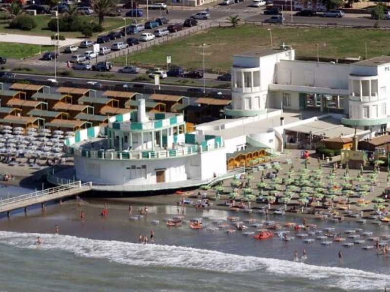 Una veduta del lungomare di Ostia (foto LaPresse)