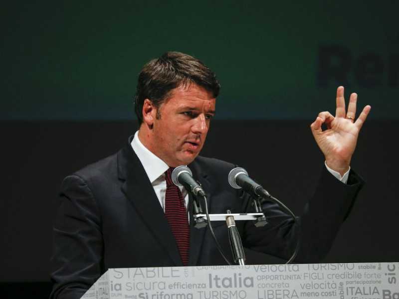 Renzi parla al teatro Toselli di Cuneo (foto LaPresse)