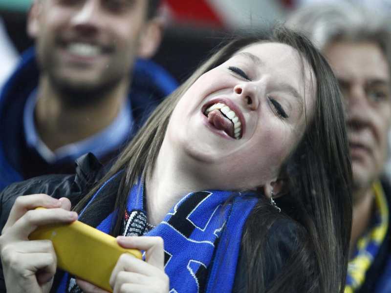 Un<a tifosa durante il derby Inter-Milan (foto LaPresse)