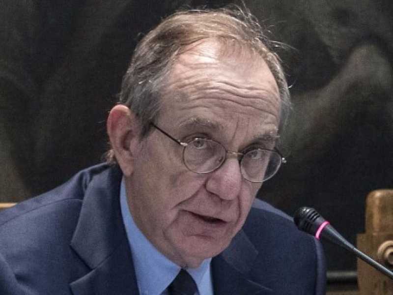 Il ministro dell'Economia Pier Carlo Padoan (foto LaPresse)