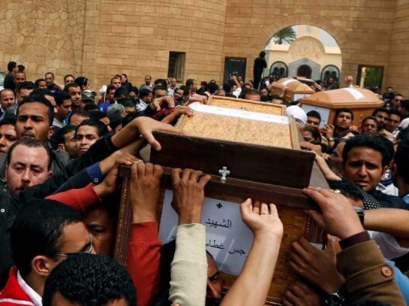 I funerali delle vittime degli attentati in Egitto (foto LaPresse)