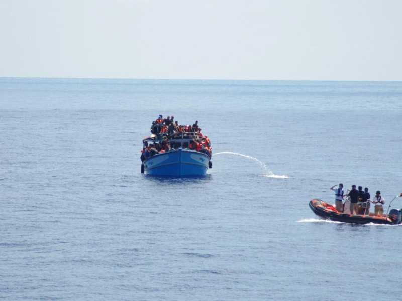L'Ue che non c'è, il business dei migranti e Tea Falco. Di cosa parlare stasera a cena
