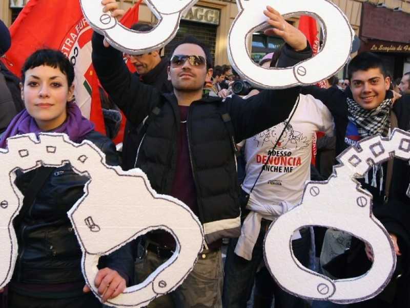 Manette al &ldquo;No Berlusconi Day&rdquo; del 2009