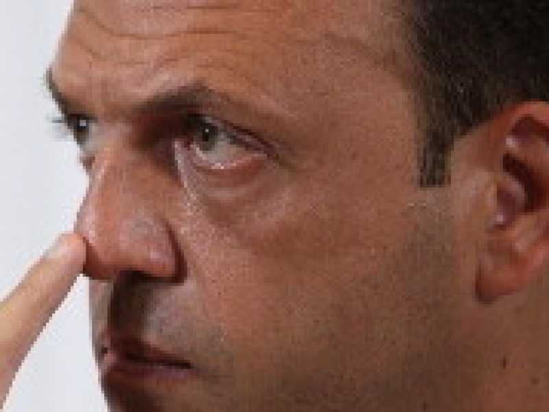 Il Cav. tace, l’elettorato si eclissa