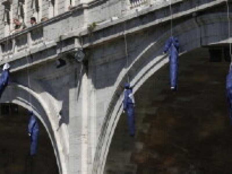 Proteste e epidemia di suicidi, Equitalia non ci sta