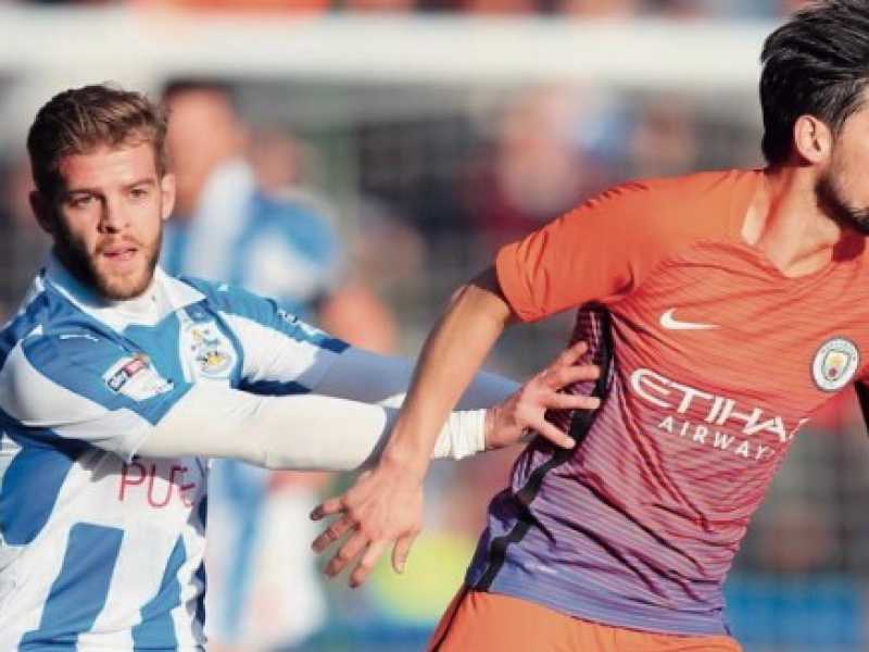 Anche l&rsquo;Huddersfield Town ha voluto festeggiare Zeman indossando le maglie del Pescara nella sfida di Fa Cup contro il Manchester City (foto LaPresse)